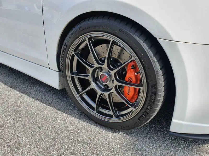 Brake systems with four-piston calipers