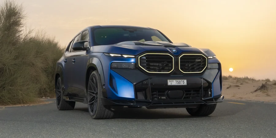 Mattblauer BMW XM mit schwarzem Glanz-Kit aus Dubai