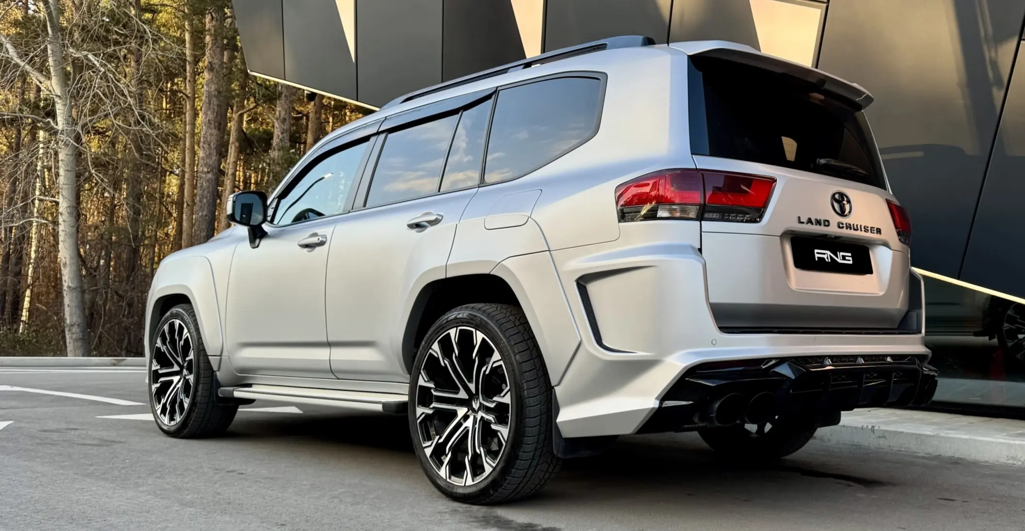 LC300 mit Ansage: Breitbau-Bodykit + 23″ Schmiederäder im perfekten Look