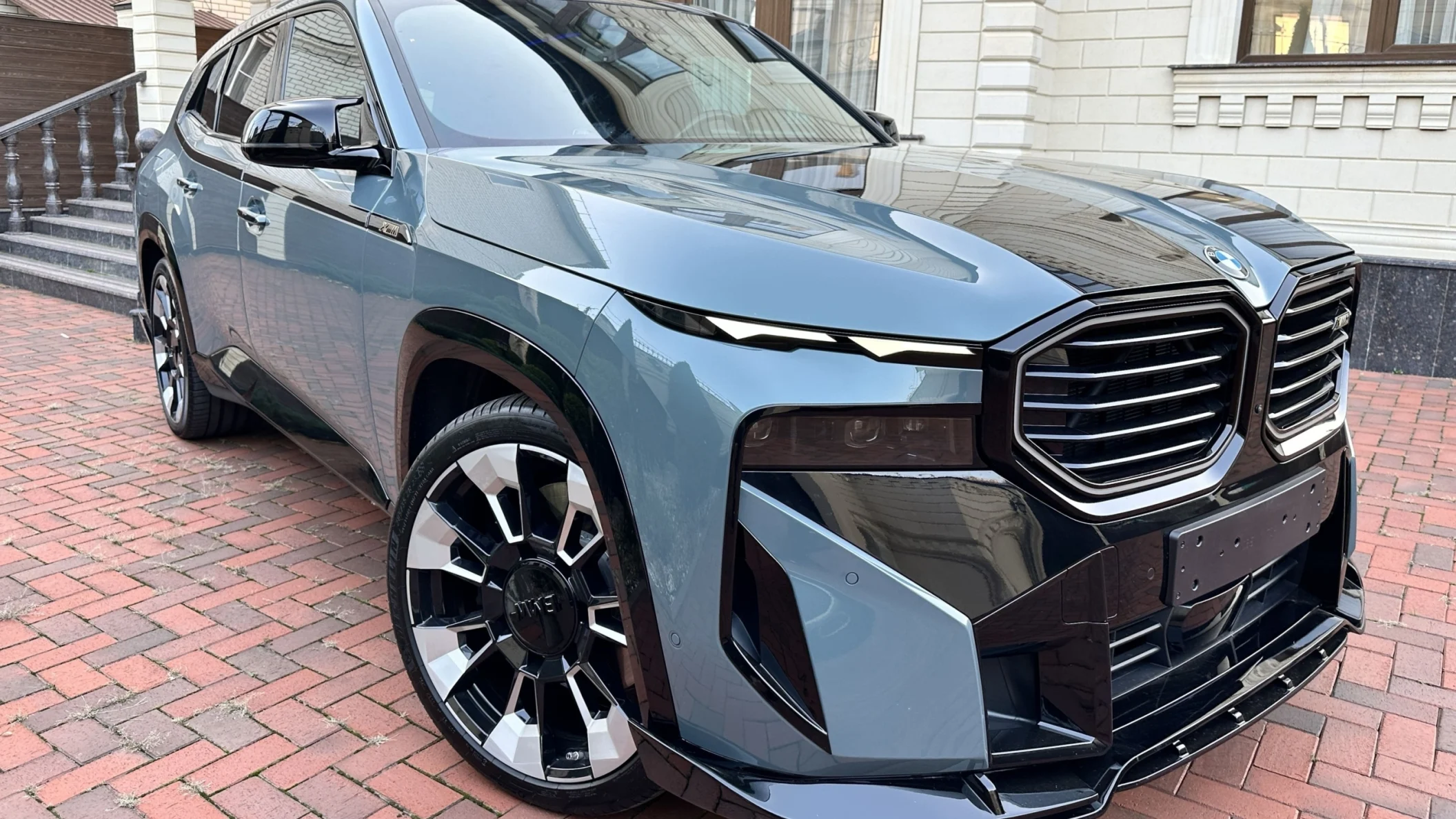 BMW XM in Cape York Green: ein paar Bodykit-Teile — und plötzlich ist es ein anderes Auto