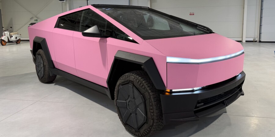 Matt-Pinker Cybertruck in Polen: Ein Statement, das keiner übersieht