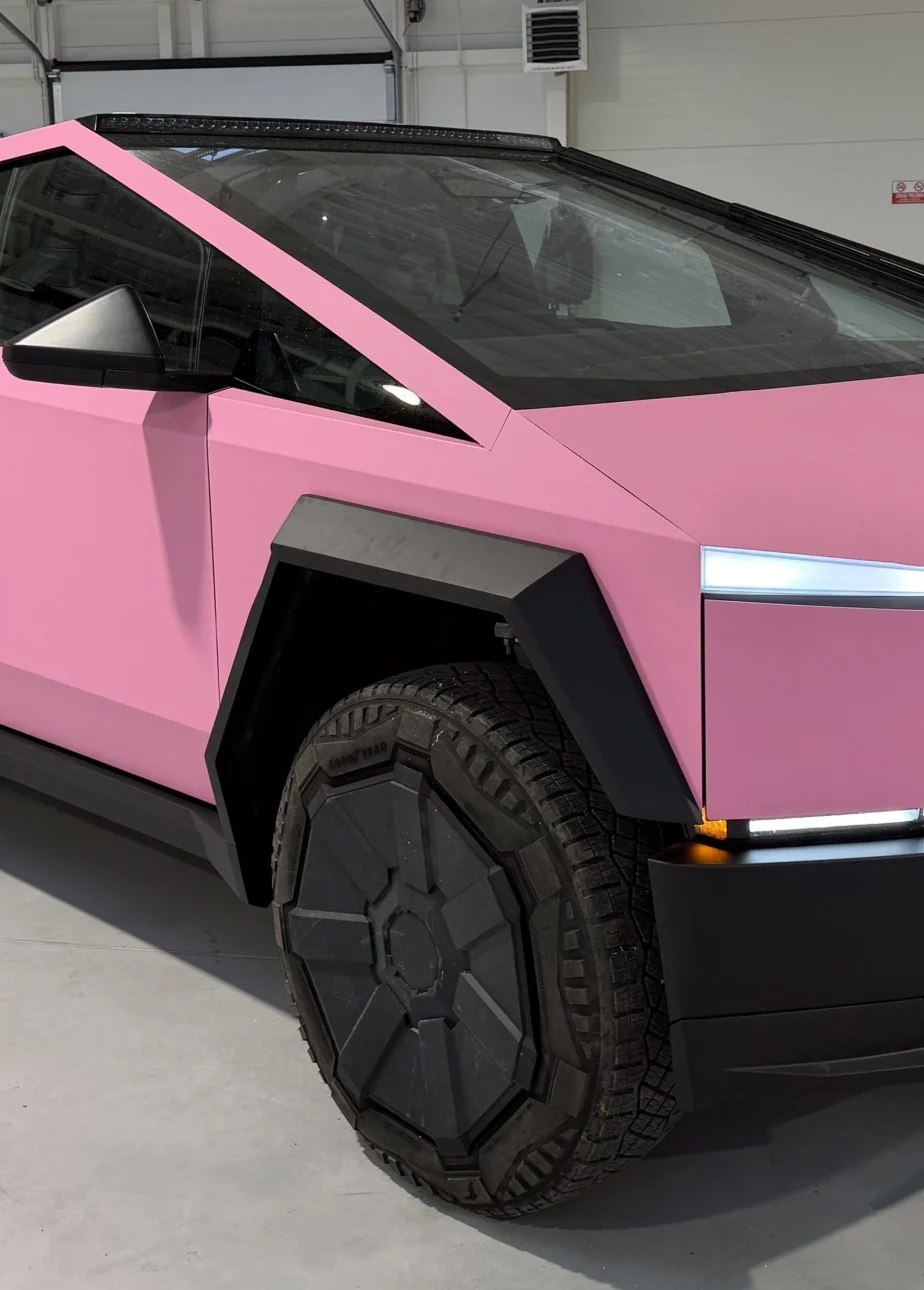 Matt-pinker Tesla Cybertruck in Polen: Ein Projekt für maximale Aufmerksamkeit