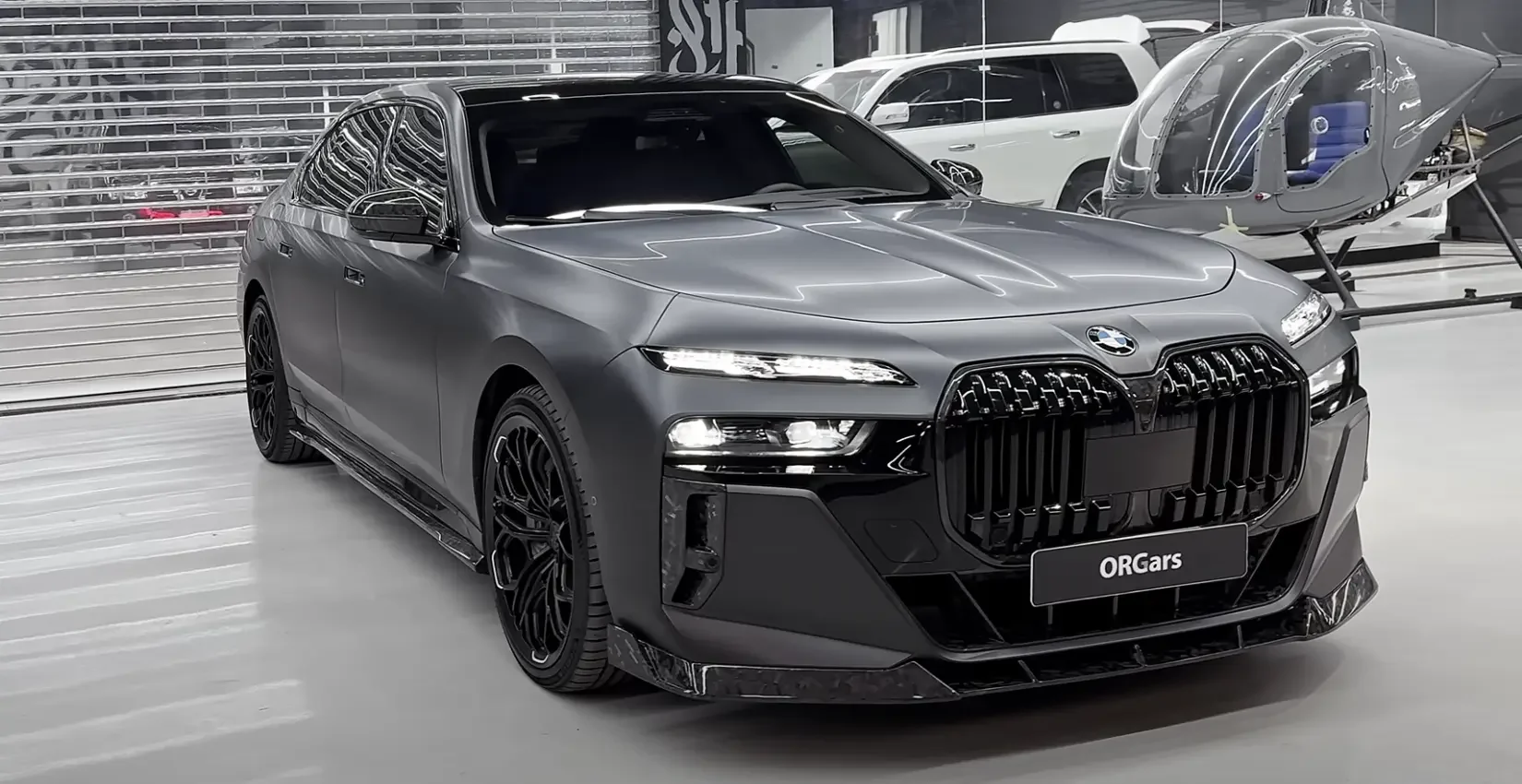Brillanter Karbon-Schmiedekit und geschmiedete 22“ Räder für BMW 760i von Renegade Design in Dubai, UAE