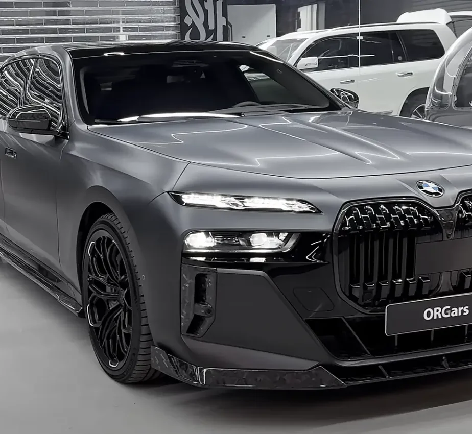 Brillanter Karbon-Schmiedekit und geschmiedete 22“ Räder für BMW 760i von Renegade Design in Dubai, UAE