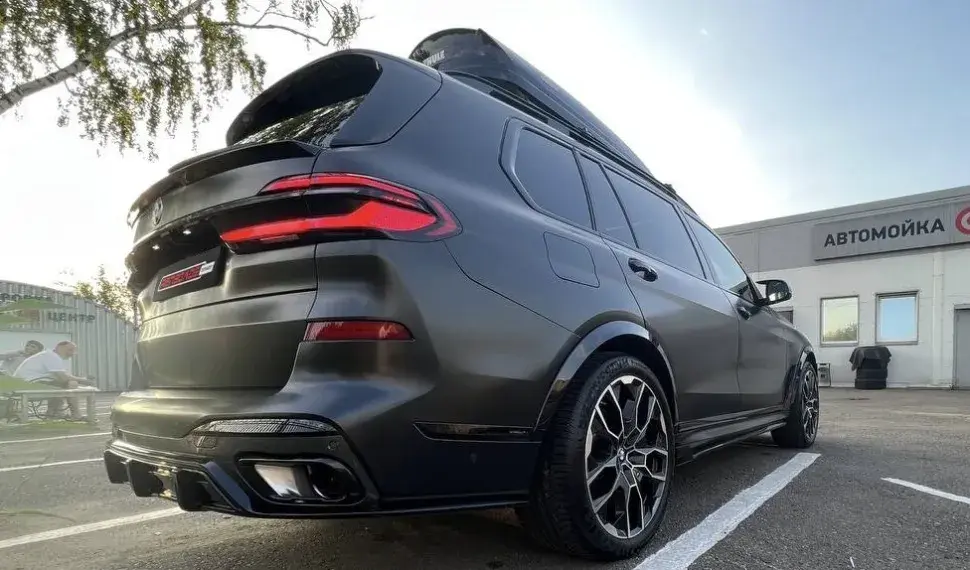 Rear spoiler for BMW X7