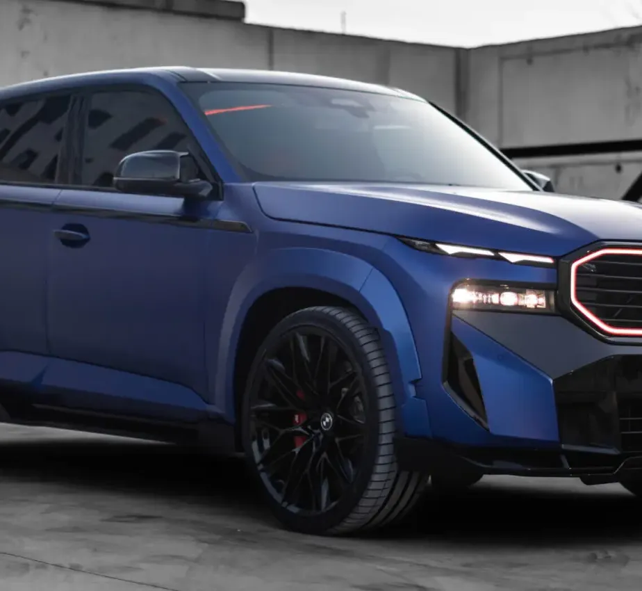 Mattblauer BMW XM mit Renegade-Ausrüstung in Cannes