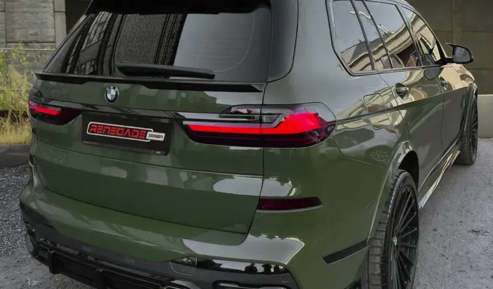 Rear spoiler for BMW X7