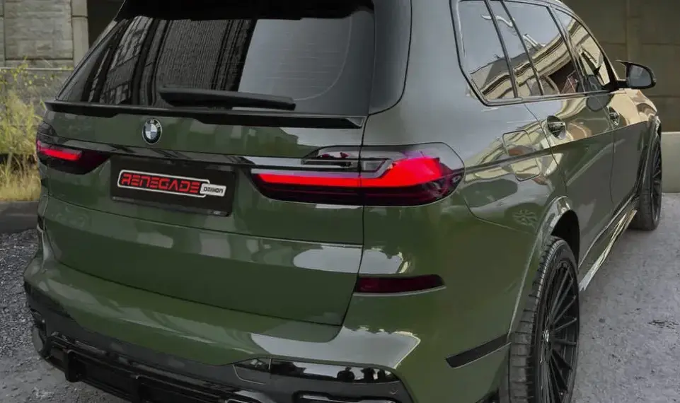 Rear spoiler for BMW X7
