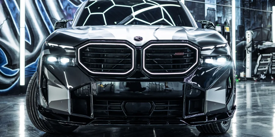 Schwarz glänzender BMW XM Kit + Schmiederäder für RestoreFX Chicago