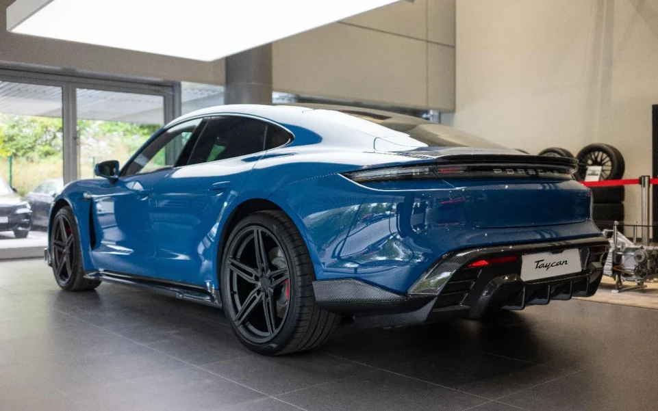 Carbon diffuser for Porsche Taycan