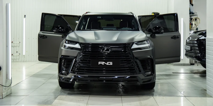 Lexus LX600 Widebody Komplettkit: Hochglanz-Schwarz trifft Mattgrau