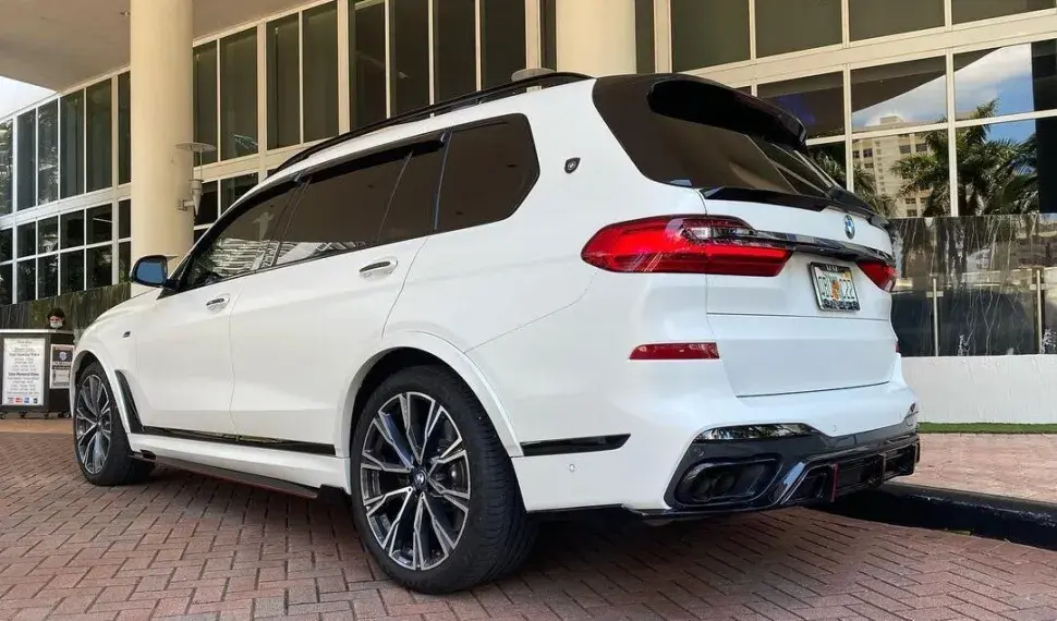 Rear spoiler for BMW X7