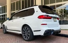 Rear spoiler for BMW X7