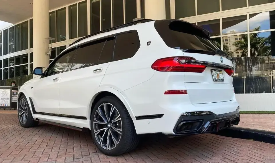Rear spoiler for BMW X7