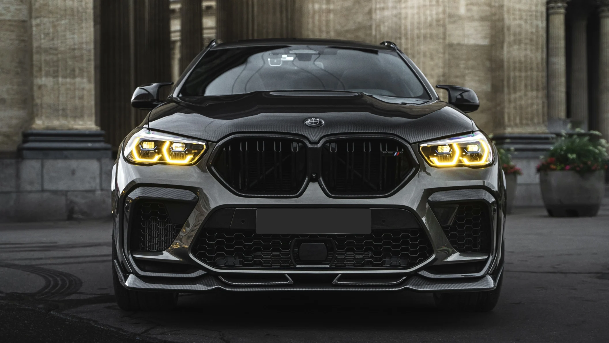 Der exklusivste BMW X6M F96 in Sankt Petersburg: Voller Carbon-Bodykit und 22″-Schmiederäder von Renegade Design