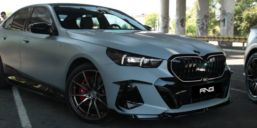 BMW 5 G60 hybrid with gloss black kit