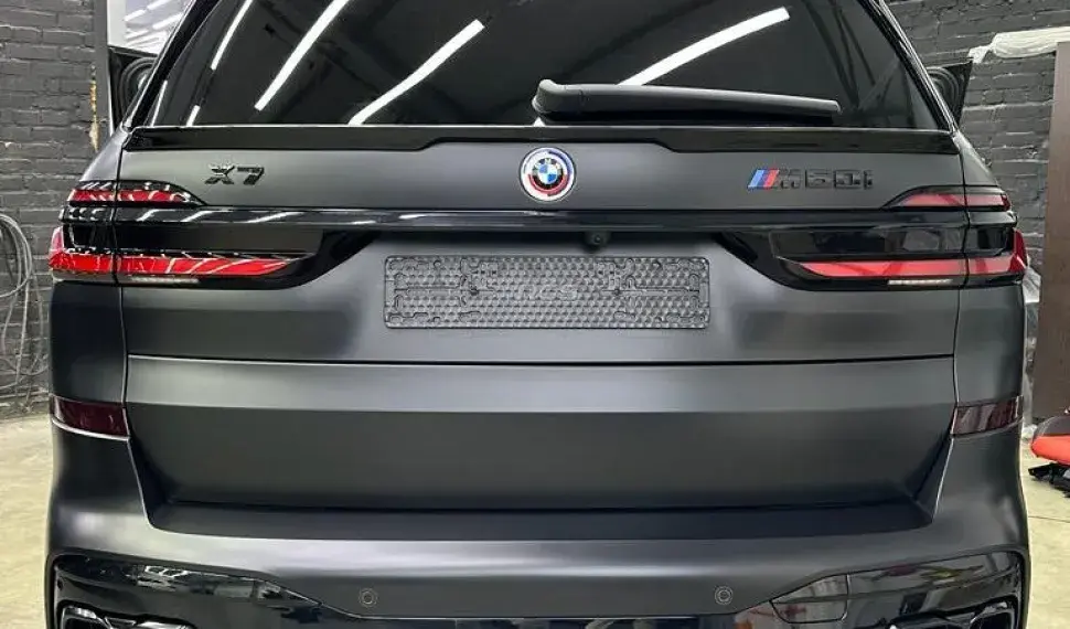 Rear spoiler for BMW X7