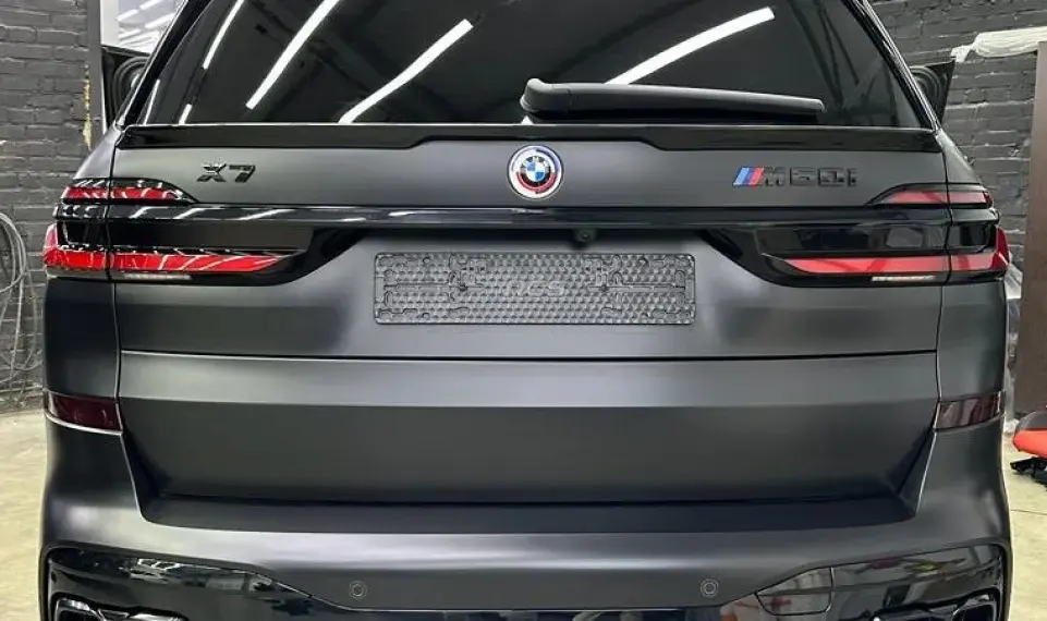 Rear spoiler for BMW X7