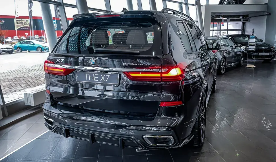 Rear spoiler for BMW X7