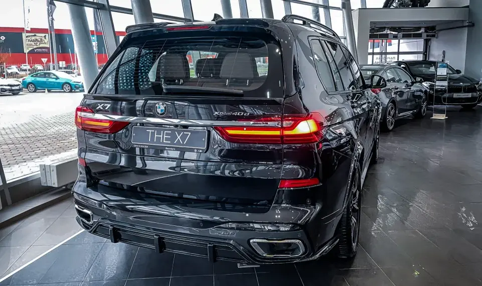 Rear spoiler for BMW X7
