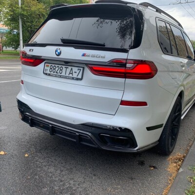 Karbonweißer BMW X7 aus Weißrussland