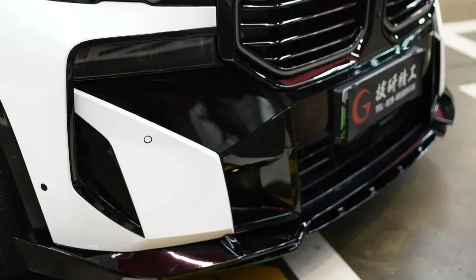 Front bumper side inserts for BMW XM