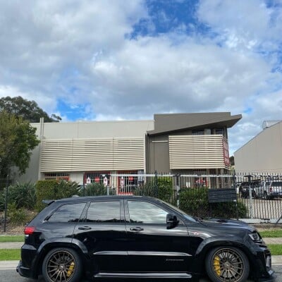 Schwarzer Jeep GC Trackhawk V3 Bausatz bei Händlern in Australien