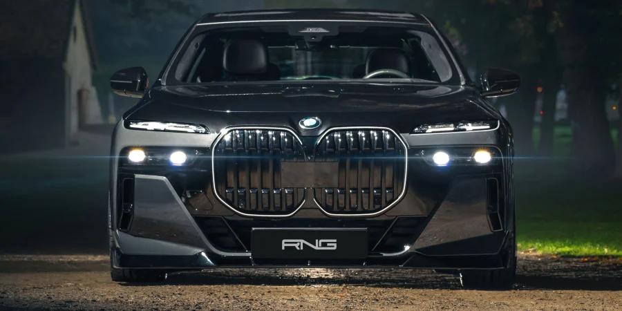 Schwarz glänzendes BMW 7 G70 Kit für Pachura Moto Center