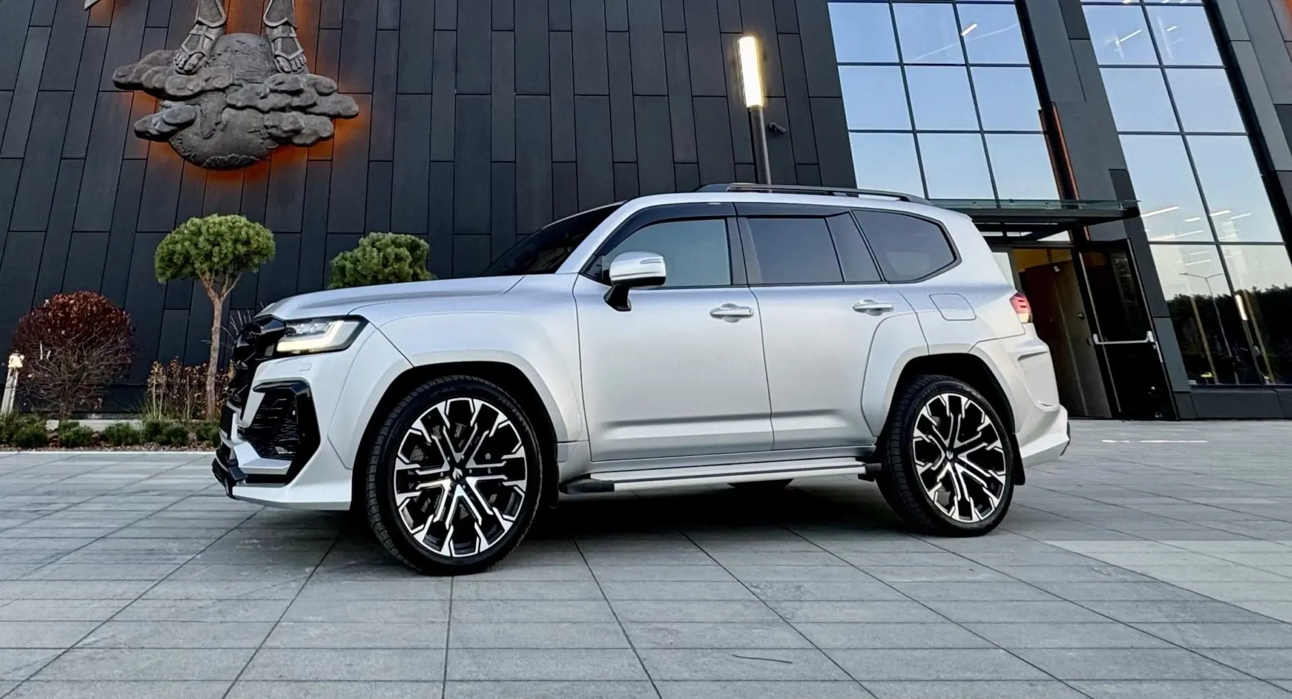 LC300 mit Ansage: Breitbau-Bodykit + 23″ Schmiederäder im perfekten Look