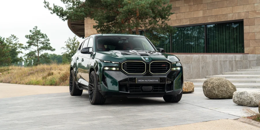 Grüner BMW XM mit schwarzem Glanz-Kit in den Niederlanden