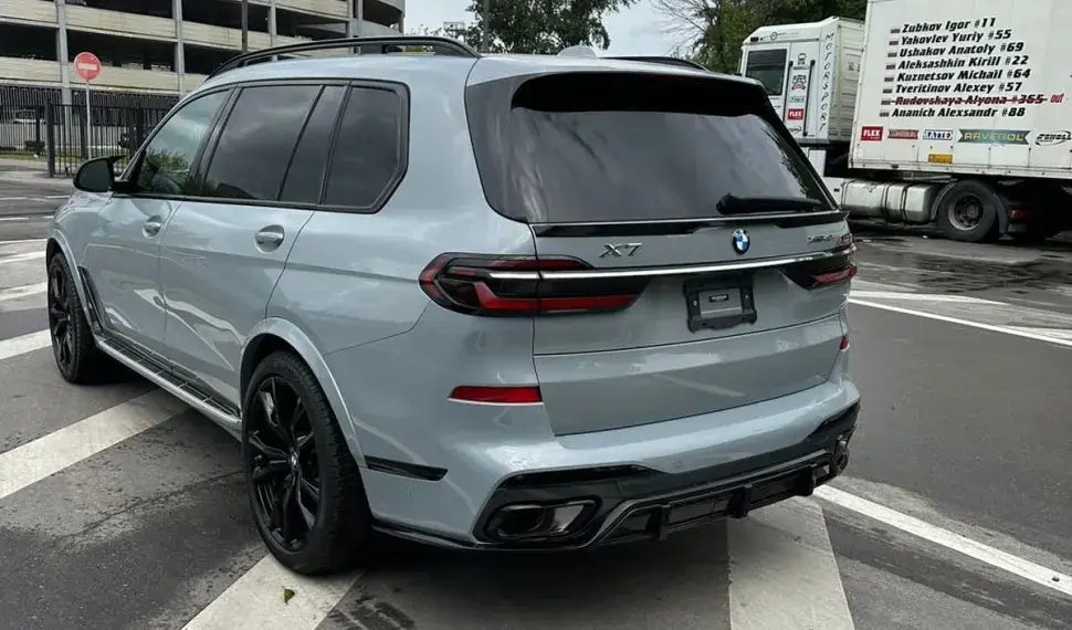 Rear spoiler for BMW X7