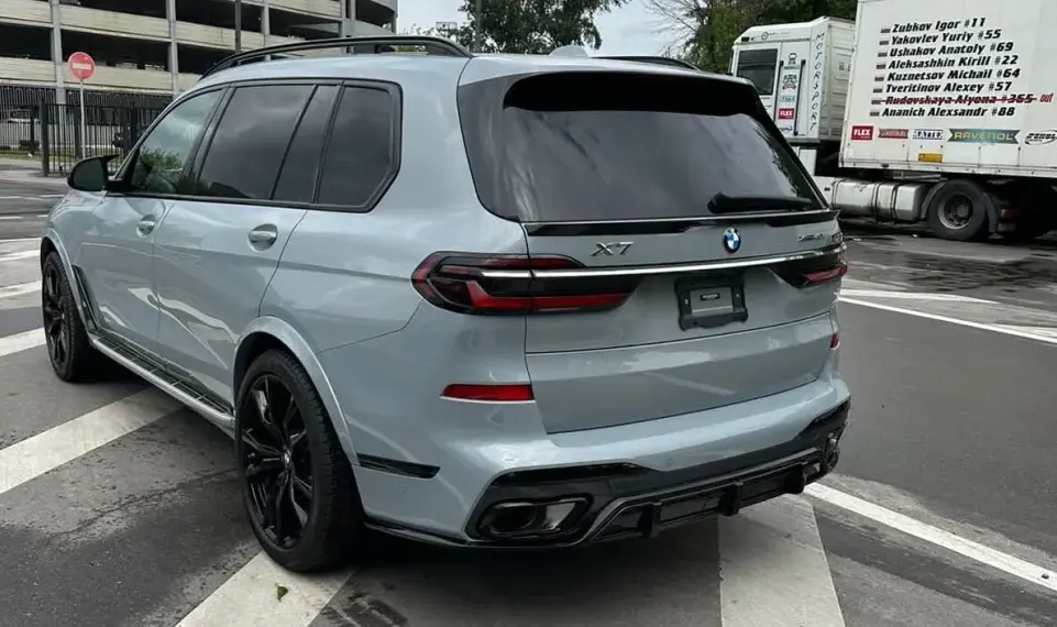 Rear spoiler for BMW X7