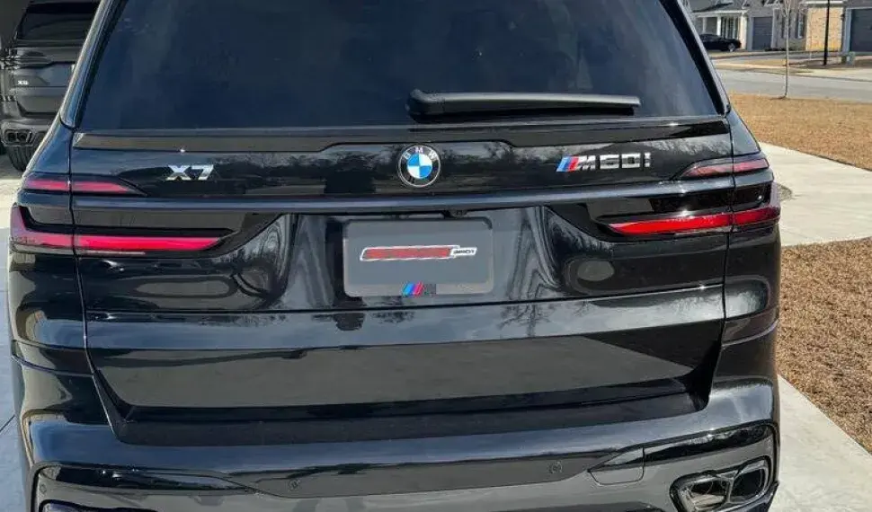 Rear spoiler for BMW X7