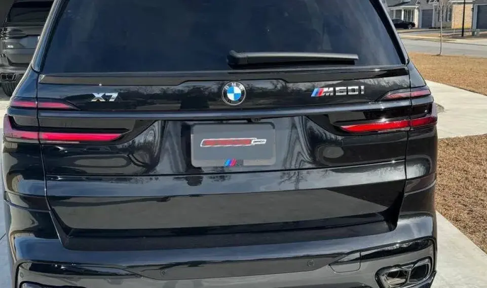 Rear spoiler for BMW X7