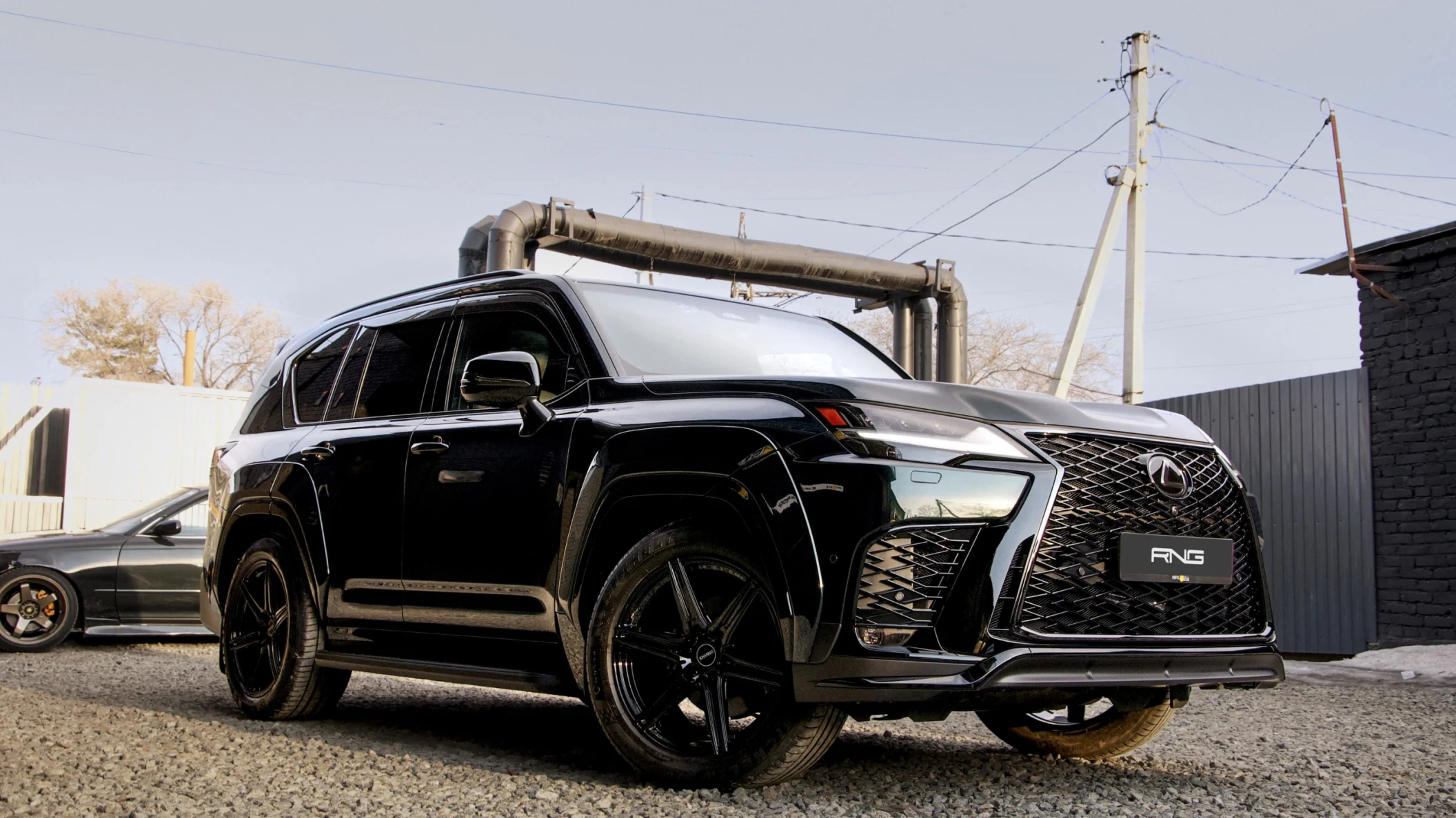 Lexus LX700h Veredelung: Karosserieverbreiterungen und Heckspoiler im markanten Zweifarbdesign