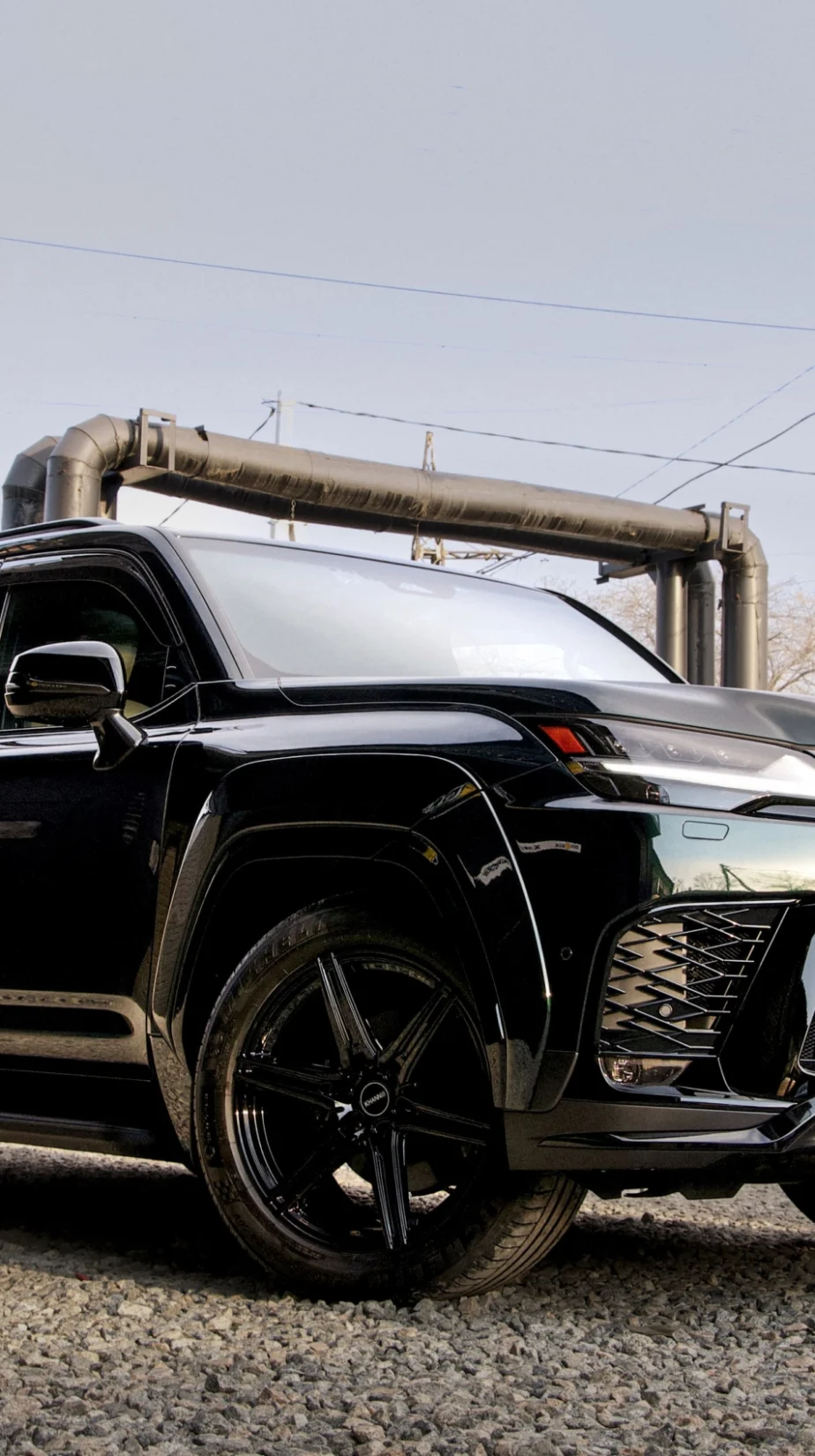 Lexus LX700h Veredelung: Karosserieverbreiterungen und Heckspoiler im markanten Zweifarbdesign