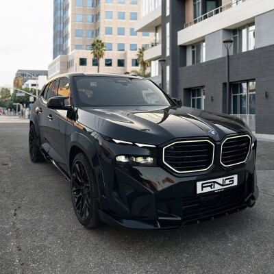 BMW XM mit 1. schwarzem Glanz-Kit in Kasachstan
