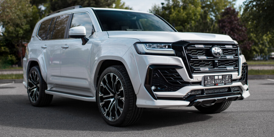Toyota Land Cruiser 300: Bodykit mit Verbreiterung und 23″ Schmiederäder im Individual-Design