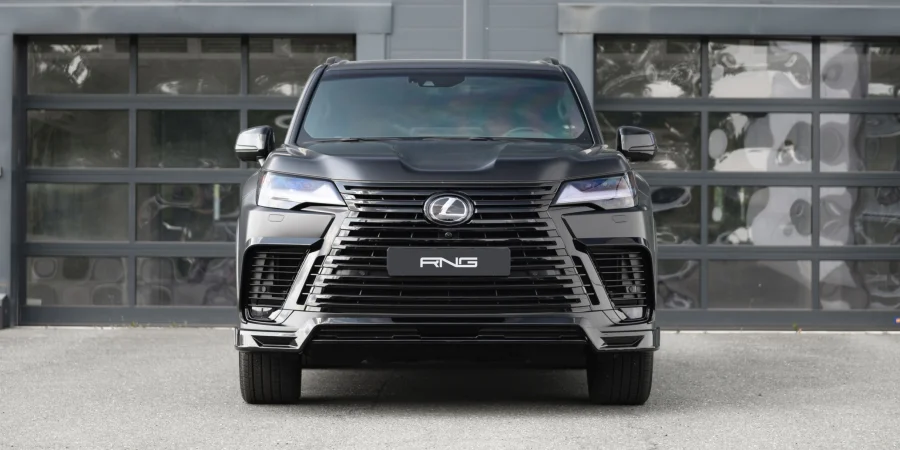 Lexus LX600 mit RNG Design-Karosserie-Kit in Breslau