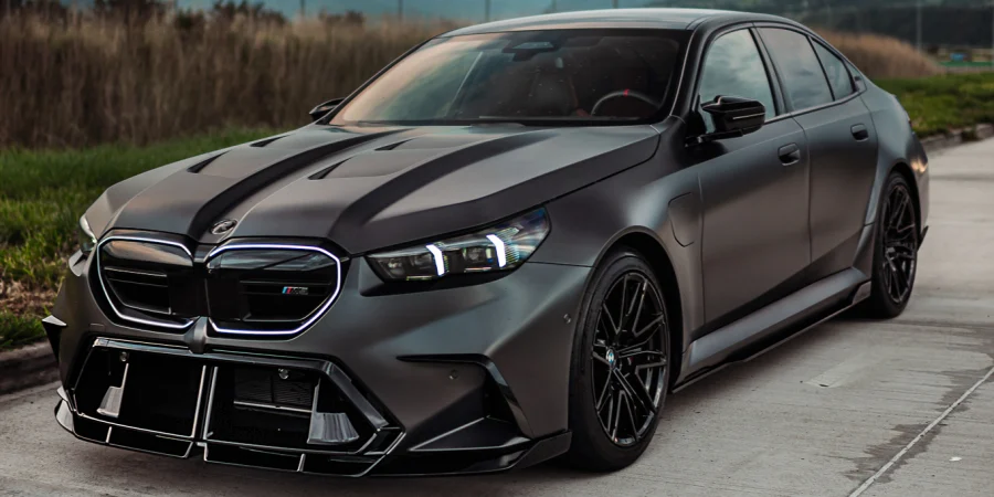 Schwarzer Hochglanz-Kit für BMW M5 in Rumänien