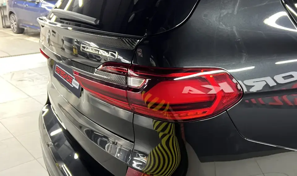 Carbon rear trunk insert for BMW X7