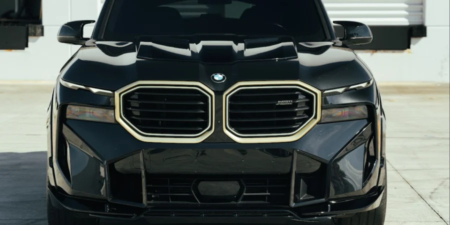 BMW XM glänzend schwarzer Bausatz für Hollywood Hills Boys