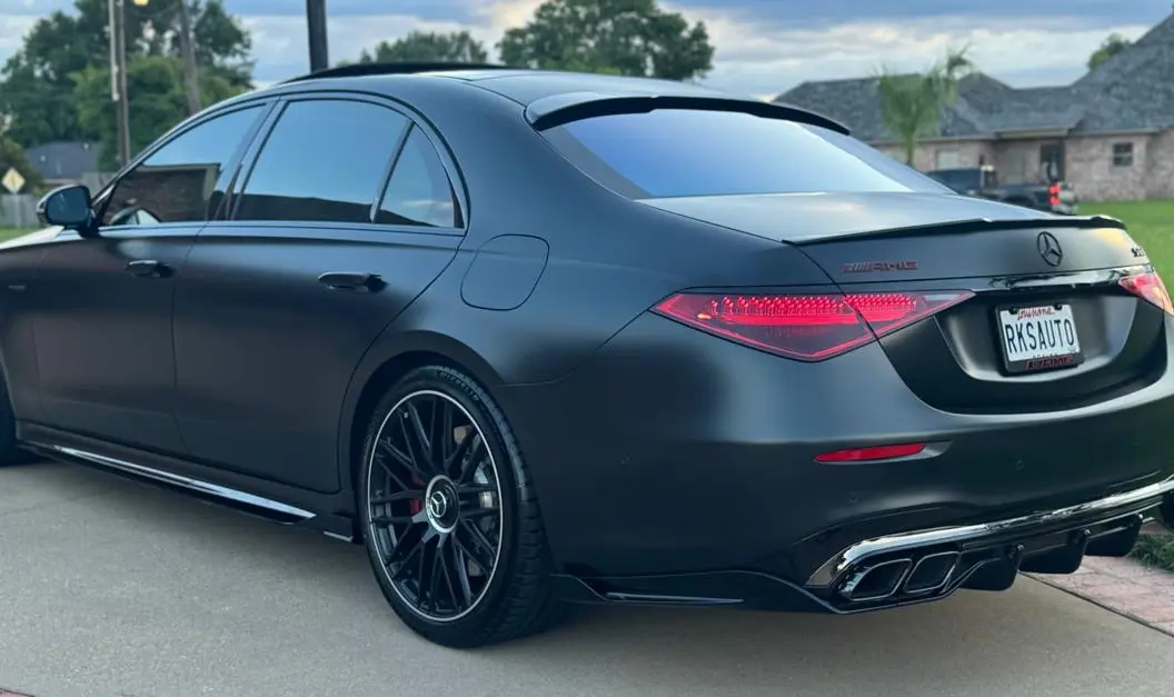 Mercedes-Benz S63 glänzend schwarzer Bausatz
