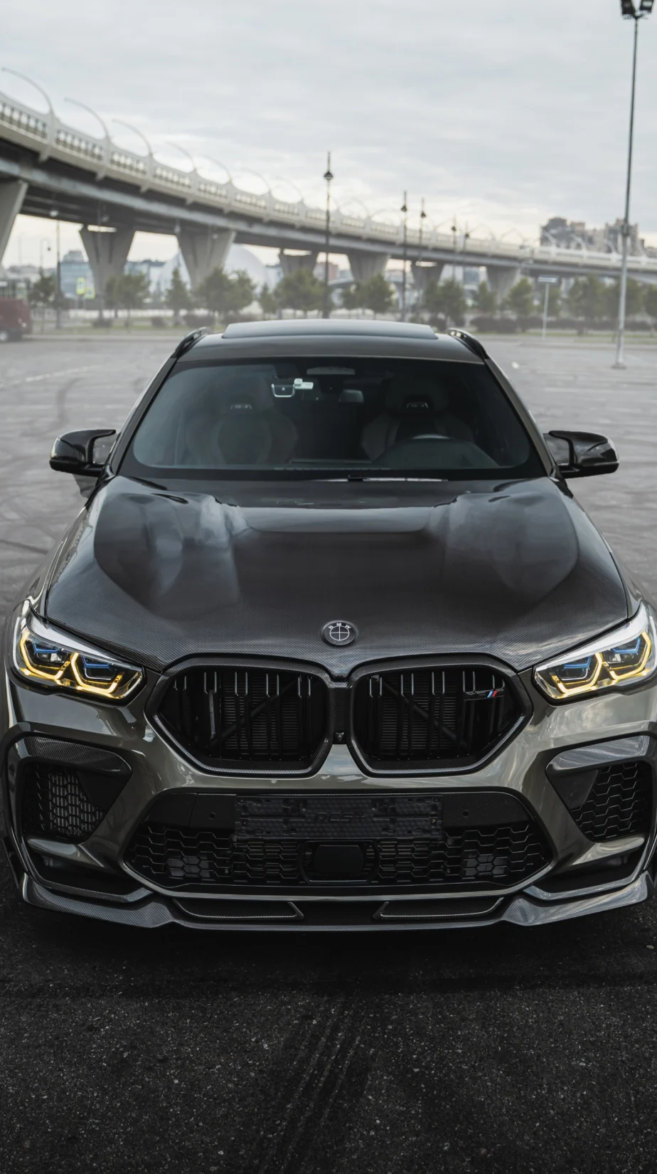 Der exklusivste BMW X6M F96 in Sankt Petersburg: Voller Carbon-Bodykit und 22″-Schmiederäder von Renegade Design