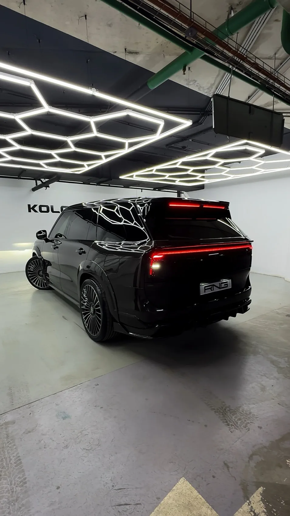 Carbon Zeekr 9X, rear three-quarter