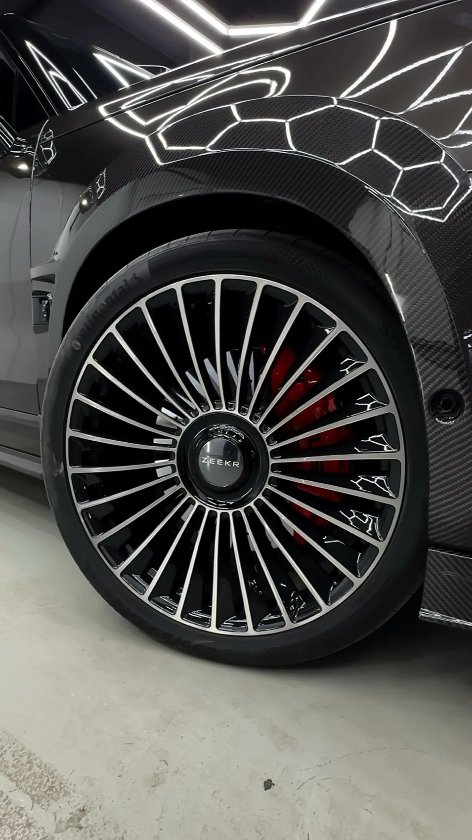 24″ forged wheel on a carbon Zeekr 9X